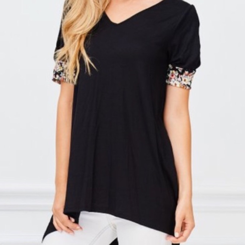NWT Bellino Floral Cuff Split Back Tunic